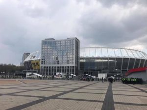 Запорожский депутат поехал на дебаты Зеленского и Порошенко: что происходит на “Олимпийском” (ФОТО)