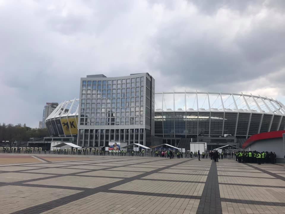 Запорожский депутат поехал на дебаты Зеленского и Порошенко: что происходит на «Олимпийском» (ФОТО)