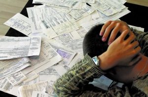 Куда уходят деньги: украинцы наращивают долги за коммуналку после монетизации субсидий