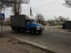 Знаки в кустах и стертая разметка, или почему дороги в Запорожье не становятся безопасней