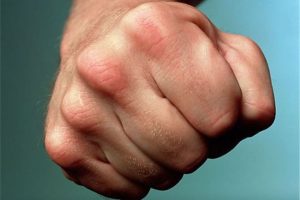 Охранник супермаркета избил покупателя из-за шоколадки (ВИДЕО)
