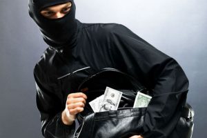 Под угрозой расправы: в Запорожской области ограбили дом пенсионера