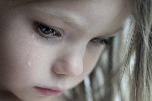 Свесила из окна и держала за руки: в Запорожье мать едва не погубила свою маленькую дочь