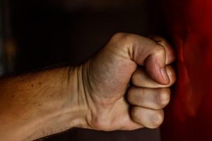 Под Запорожьем АТОшник избил сожительницу на глазах у ее ребенка: женщина умерла