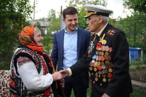 Володимир Зеленьский зустрівся в Запоріжжі з ветераном Радянської армії та зв’язковою УПА (ФОТО)
