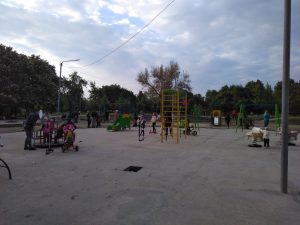 В запорожском парке установили новые детские аттракционы: часть опасны, половина еще не работает (ФОТОРЕПОРТАЖ)
