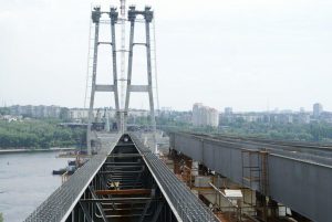 В Запорожье с недостроенного моста упал и разбился насмерть молодой парень (ФОТО)