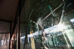 Не понравились скидки: в Запорожье подросток разбил витрину в популярном ТРЦ (ВИДЕО)