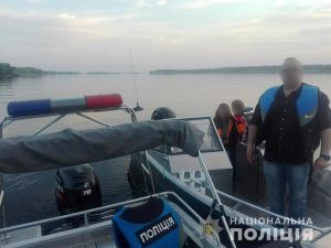 Под Запорожьем посреди реки оказалась семья с ребенком из-за поломки катера (ФОТО)