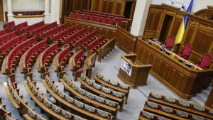 Выборы стартовали: в Запорожье раздают первые листовки (ФОТО)