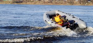 Сломанные весла и резиновая лодка: в Бердянске молодого рыбака уносило в открытое море