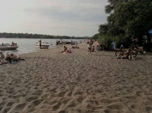 Удобства, цены, чистота: чем встречают отдыхающих пляжи Запорожья (ОБЗОР)