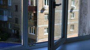 В Запорожской области 4-летний малыш пытался выбраться на улицу через балкон многоэтажки