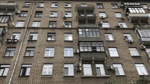 В Запорожской области мужчина сорвался с 7-го этажа: ведется расследование