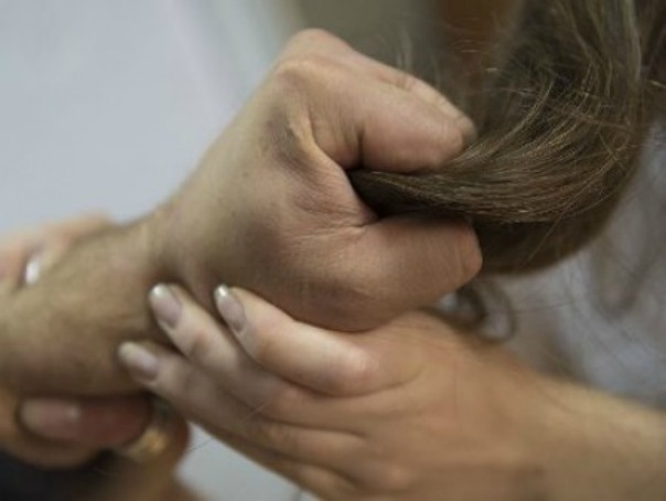 В Запорожье маршрутчик пытался за волосы вытянуть пассажира из салона (ВИДЕО)