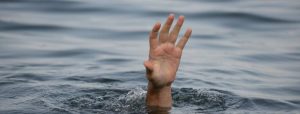 Спасали отдыхающие: на запорожском курорте мужчина потерял сознание в море