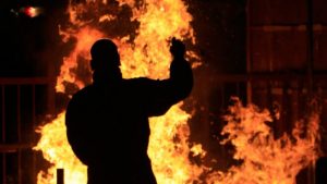 В Запорожье мужчина поджег себя: свидетели тушили огонь