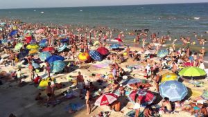 В Кирилловке не хватает места на пляжах: отдыхающие возмущены