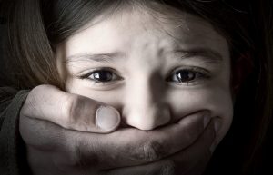 Волна педофилии: в Запорожской области мужчина изнасиловал дочь сожительницы