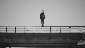 На недостроенном мосту спасали девушку, которая пыталась свести счеты с жизнью (ВИДЕО)