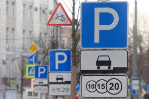 Курьезы: в Запорожье припарковали авто прямо на гараже (ФОТО)