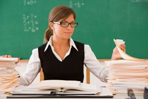 В Кабмине намерены поднять зарплаты учителям на 70%