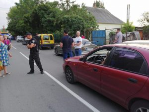 В Запорожской области возле ОИК заблокировали авто кандидата в нардепы (ФОТО, ВИДЕО)