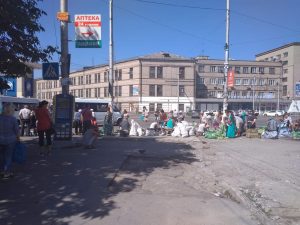 Стихийная торговля в Запорожье “оккупирует” даже проезжую часть (ФОТО)