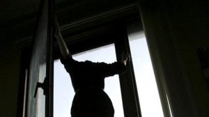 В спальном районе Запорожья женщина выбросилась из окна и разбилась