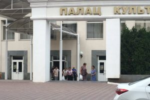 Под присмотром охраны: как журналисты посетили концерт с обедом для ветеранов от команды Буряка (ФОТОРЕПОРТАЖ)
