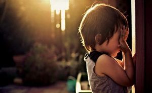 В синяках и ссадинах: по Запорожью сам бродил младенец (ФОТО)
