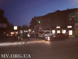 В Запорожской области иномарка врезалась в микроавтобус: его отбросило на обочину, где стояли люди (ВИДЕО)