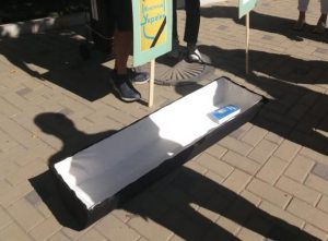 День знаний с хайпом: под стены ЗНУ принесли гроб и включили похоронную музыку (ФОТО)