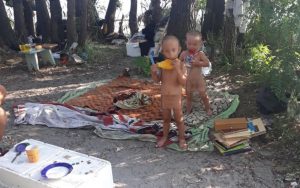 В Запорожье двух малышей оставили на воспитание бездомным: мать нашлась и понесет наказание