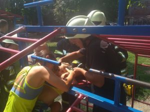 В Запорожье ребенок попал в металлическую ловушку прямо на детской площадке (ФОТО)