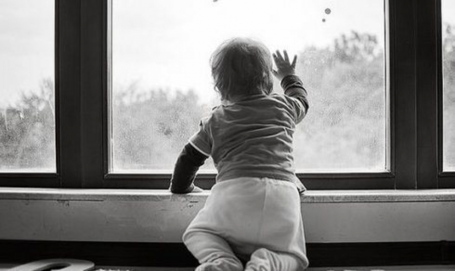 Из окна многоэтажки в Запорожье выпал годовалый ребенок: что известно