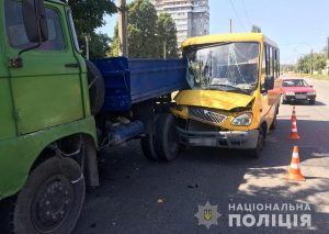 В Запорожье маршрутка с пассажирами врезалась в грузовик: 7 человек в больнице (ФОТО)