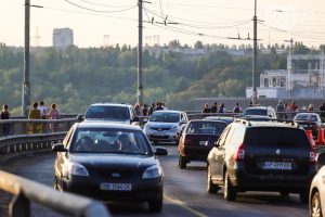 Не выдержали нервы и пошли через плотину пешком: в Запорожье транспортный коллапс (ВИДЕО)