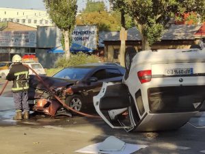 В Запорожье из-за ДТП перевернулась “Шкода”: двое пострадавших в больнице (ФОТО)