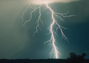 Страшно и безумно красиво: гроза в Запорожье прямо сейчас (ФОТО)