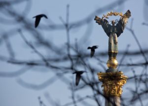 Без мелочи, летнего времени и с новым выходным: какие изменения ждут украинцев в октябре