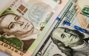 Доллар опустился в цене ниже 25 украинских гривен впервые за три года (ГРАФИК)