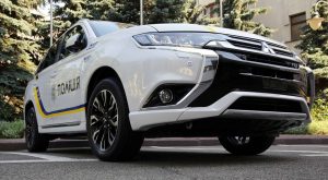 В Запорожье мужчина попал под колеса полицейского авто (ВИДЕО)