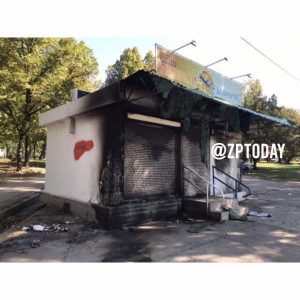 Угрожали и напоминали о “крыше”: в спальном районе Запорожья подожгли магазин (ВИДЕО)