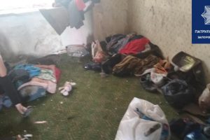 Жизнь в заброшенном притоне: 4-летнего ребенка с пьяными родителями нашли полицейские (ВИДЕО)