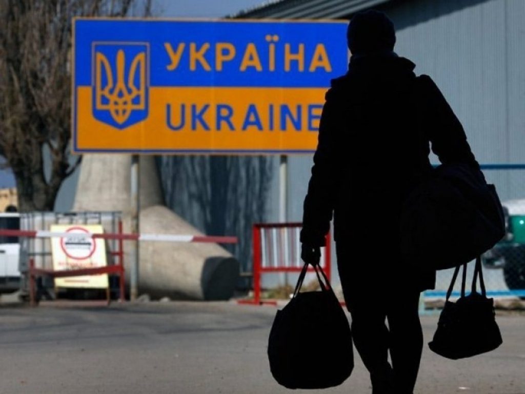 В какие страны и за какую зарплату уезжают украинцы (ИНФОГРАФИКА)