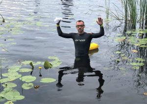 “Это не речка — это болото”. Украинский пловец проплыл почти 1000 километров, чтобы привлечь внимание к загрязнению Днепра (ВИДЕО)