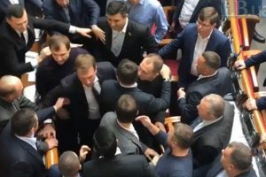 В Верховной Раде случилась первая потасовка между депутатами нового созыва (ВИДЕО)