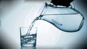Какую воду пить: из-под крана или бутилированную?
