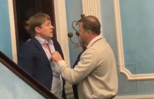 Ляшко порвал рубашку “слуге народа”, потому что тот – “предатель” (ВИДЕО)